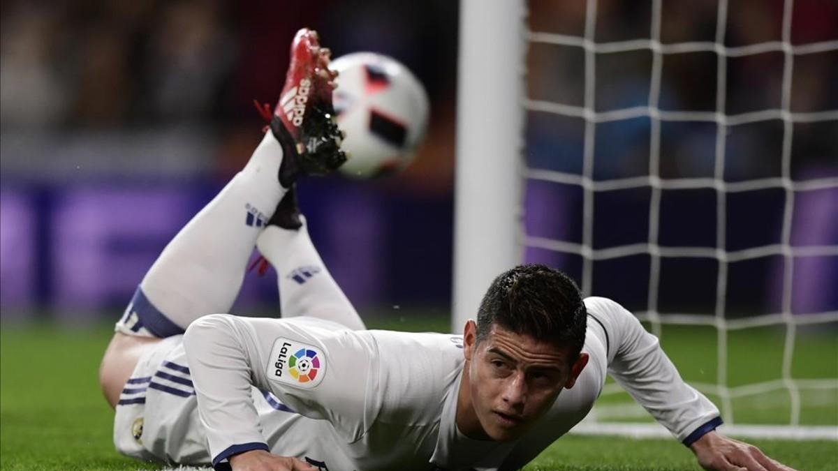 James Rodríguez en un partido con el Real Madrid-EL PERIÓDICO