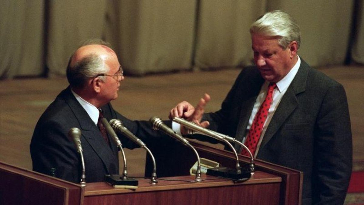 El presidente de la URSS, Mijail Gorbachov, (derecha) con el presidente de la Federación Rusa, Boris Yeltsin, en agosto de 1991.-AFP / PIKO