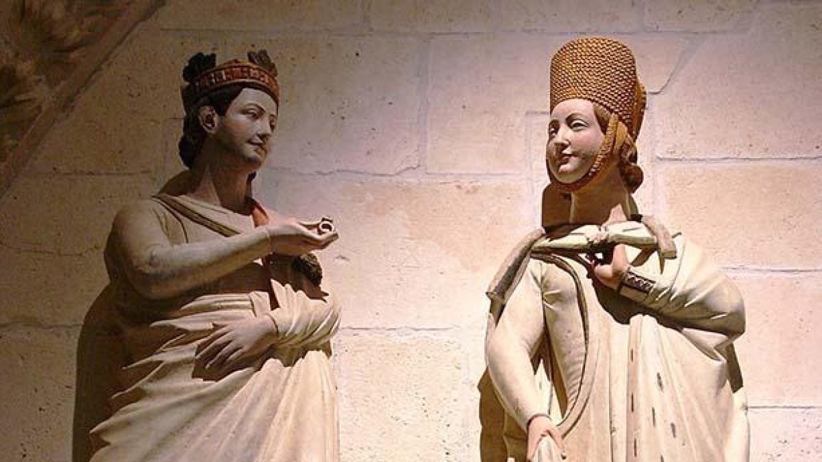 Las dos estatuas de los reyes se encuentran en el Claustro Alto de la Catedral.-ECB