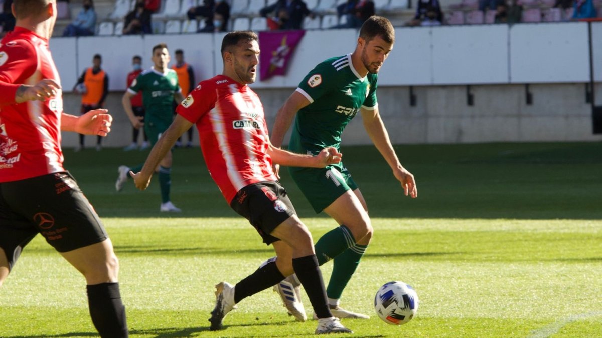 Claudio Medina presiona a un defensor del Zamora en el encuentro disputado en el Ruta de la Plata. BURGOS CF / ALBA DELGADO