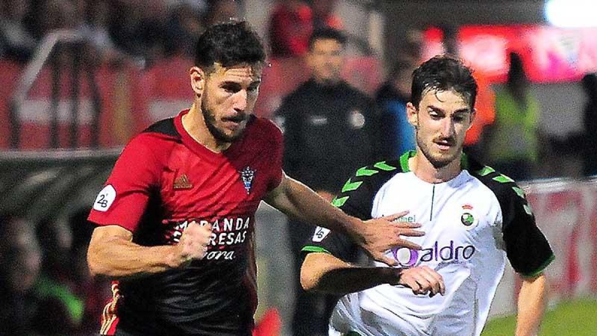 Álvaro Rey en acción en el choque de Copa frente al Racing de Santander-Jose Esteban Egurrola
