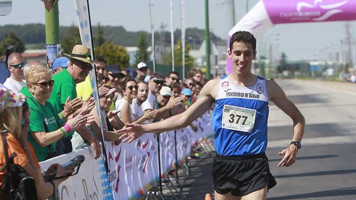 Santiago Vivanco (UBU) atraviesa victorioso la línea de meta de la V Carrera AEPV-Raúl G. Ochoa