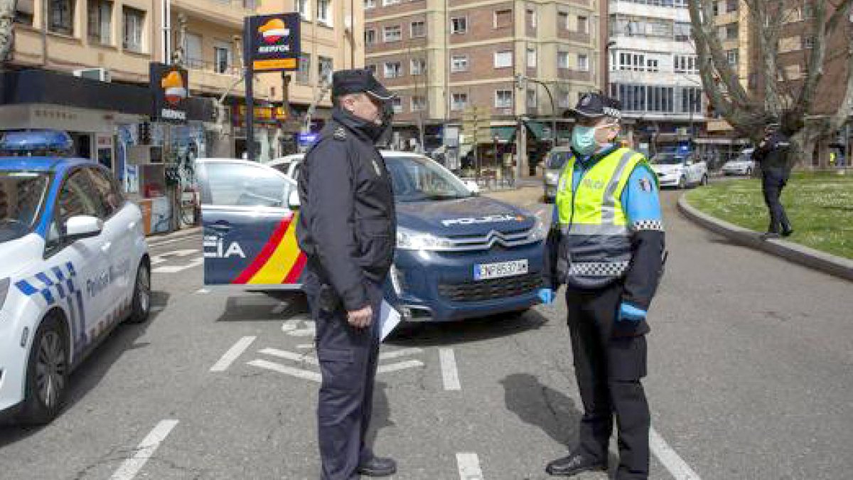 Un policía nacional y policiía local conversan. ECB