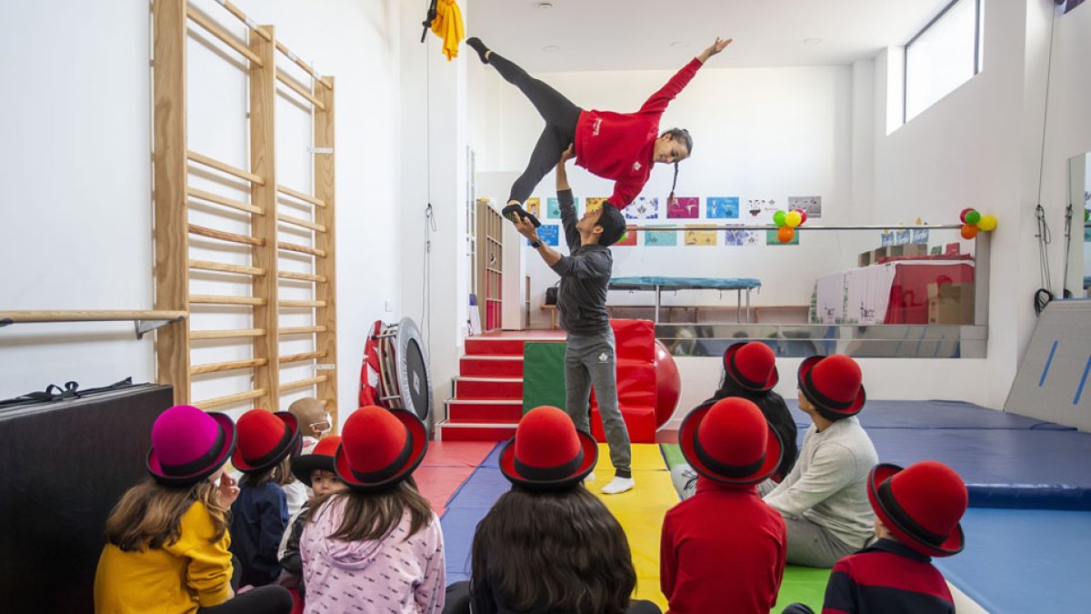 Integrantes de la Escuela de Circo, durante su actuación. ICAL