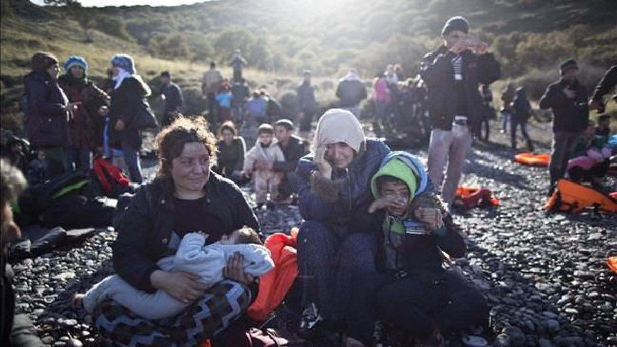 Una familia yazidí de Irak refugiada llora mientras espera un barco que les lleve de Turquía a la isla griega de Lesbos, el 26 de noviembre.-AP / MUHAMMED MUHEISEN