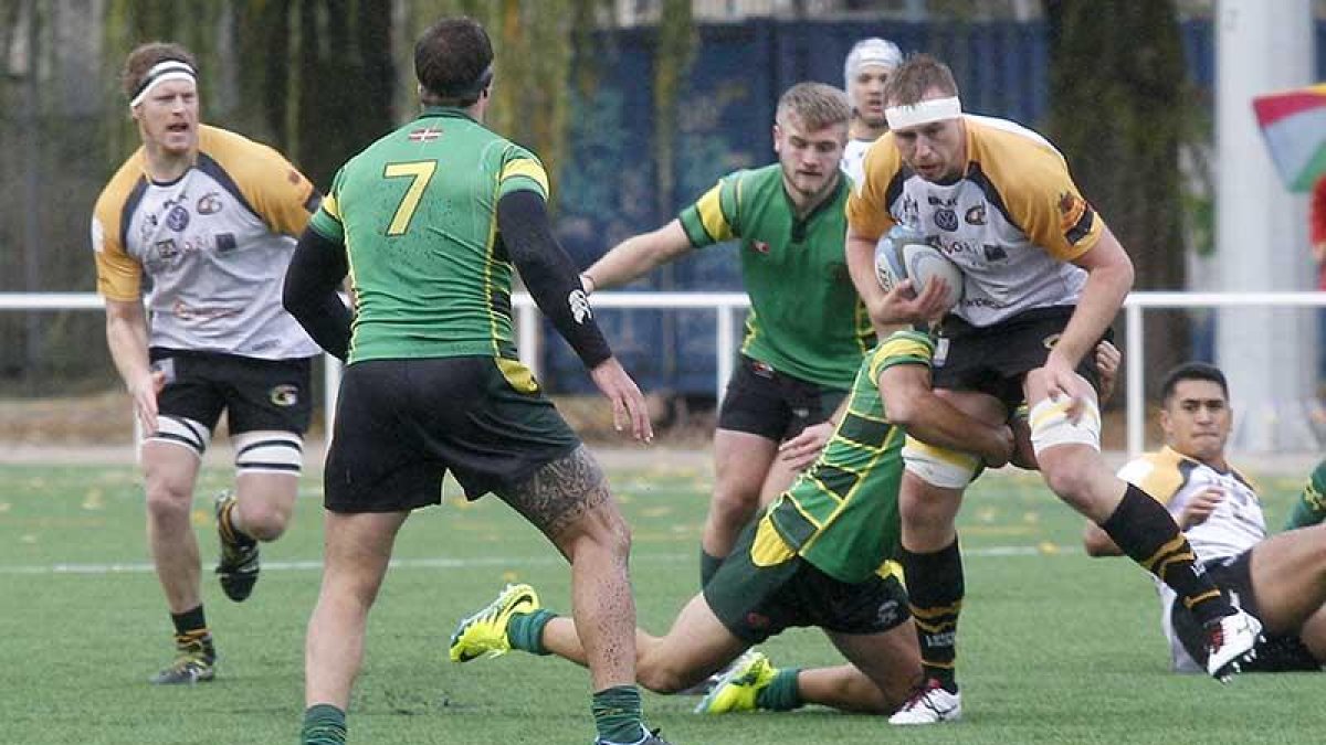 Ascroft-Leigh intenta avanzar a pesar del placaje de un jugador del Uribealdea, ayer, en San Amaro.-SANTI OTERO