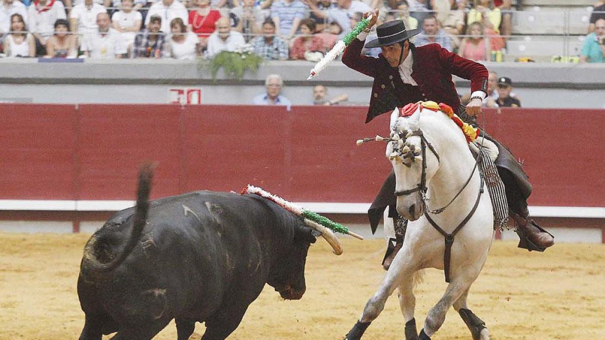 Óscar Borja en plena actuación.-ECB