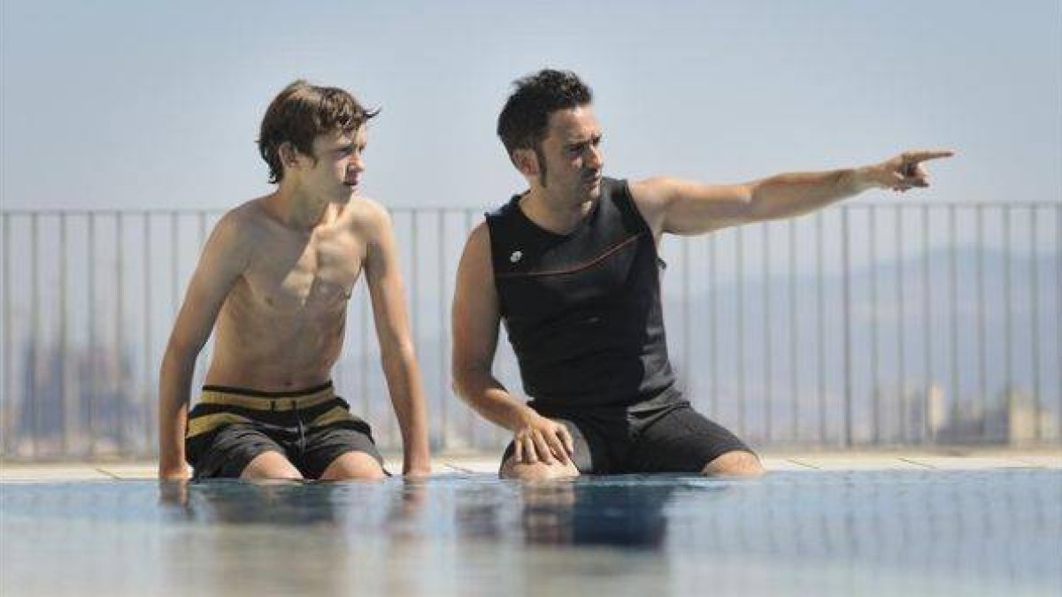 Tom Holland recibe explicaciones de Juan Antonio Bayona, en el plató de 'Lo imposible'.-