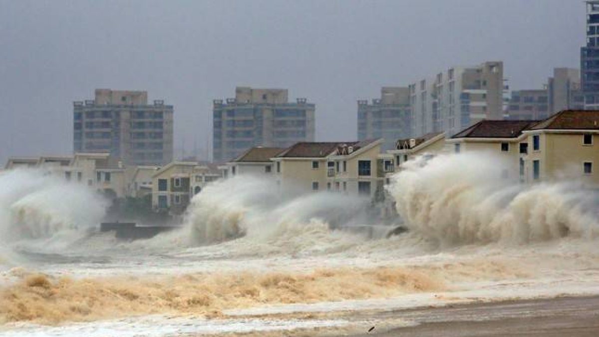 Oleaje en pleno tifón 'Dujuan', en la costa de Quanzhou.-CHINA STRINGER NETWORK / REUTERS
