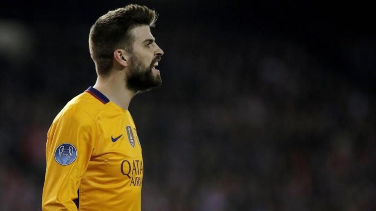 Piqué, en el Atlético-Barça de Champions de la pasada temporada.-JOSÉ LUIS ROCA