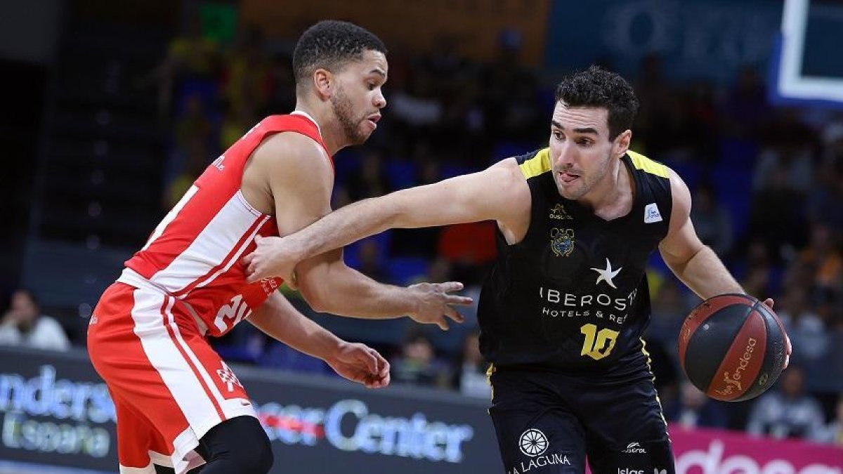 Ferran Bassas intenta superar en velocidad a su par en un partido de la pasada temporada.-ACB PHOTO / A. PÉREZ
