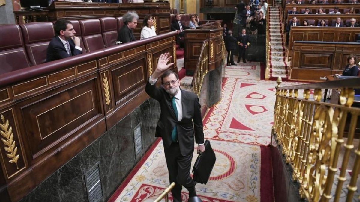 Mariano Rajoy abandona el Congreso, tras la sesión matutina del debate de la moción.-/ DANI GAGO