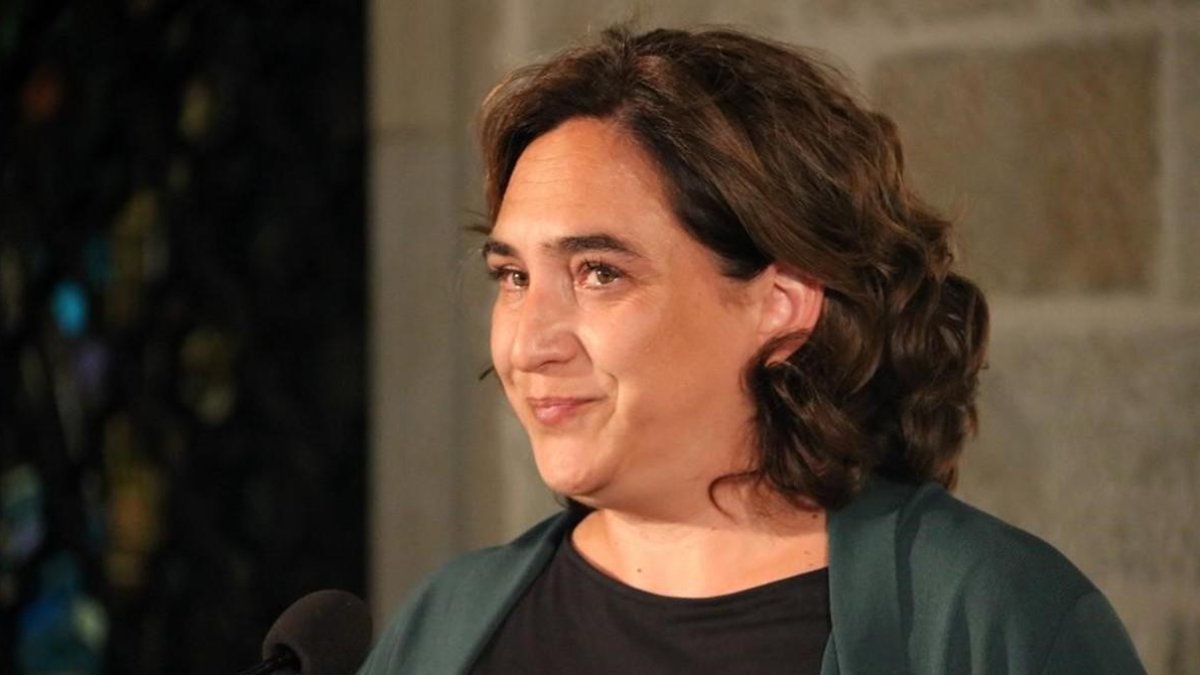 La alcaldesa de Barcelona, Ada Colau, visiblemente emocionada durante la lectura de la declaración institucional con motivo del primer aniversario del 17-A.-AINA MARTÍ (ACN)