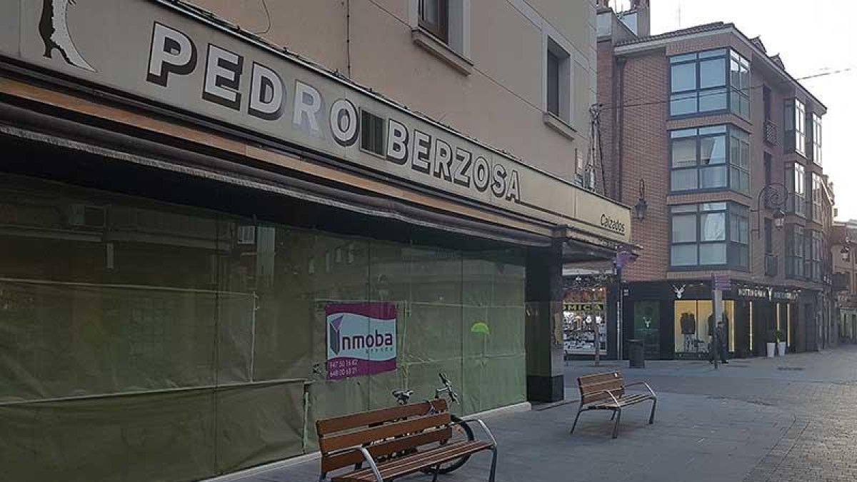 Calzados Pedro, con 120 años de historias a sus espaldas, tuvo que echar el cierre recientemente.-L.V.