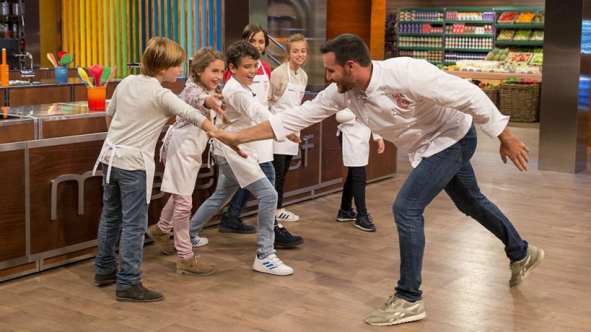 Saúl Craviotto, último ganador de Masterchef celebrity, visita Masterchef junior.-RTVE