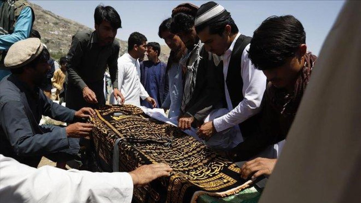 El ataud de Menal Mangal es trasladado por familiares y amigos de la periodista.-