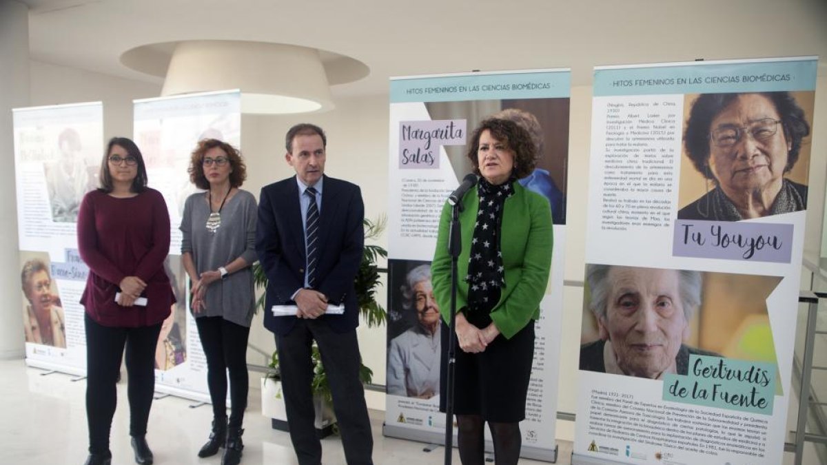 La vicerectora de internacionalización de la Usal, Mª Ángeles Serrano, el director del sevicio general de citometría, Alberto Orfao y las investigadoras del INCIL, Conchi Lillo y Begoña Anta-ICAL