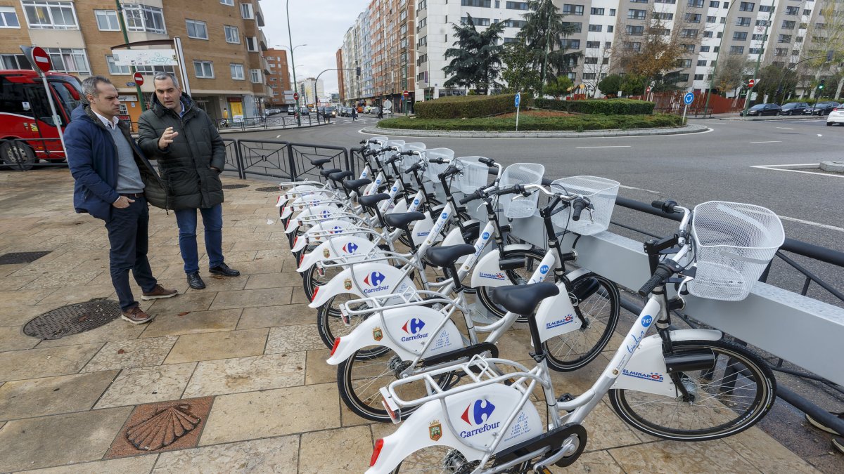 Moreno habla con el responsable del servicio. SANTI OTERO
