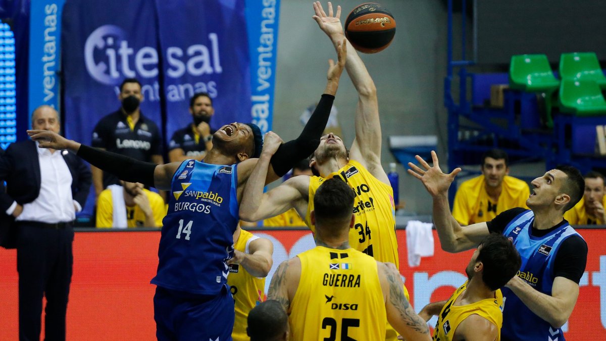 Rivero lucha por un rebote con el jugador del Tenerife Cavanaugh. SANTI OTERO