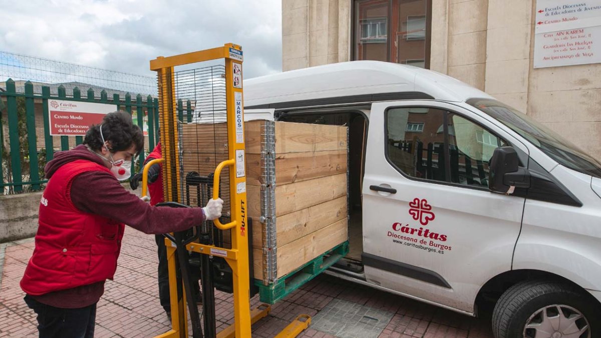 La ayuda en especie de Cáritas se ha incrementado un 24% y, en algunos casos, incluían deberes impresos. ECB