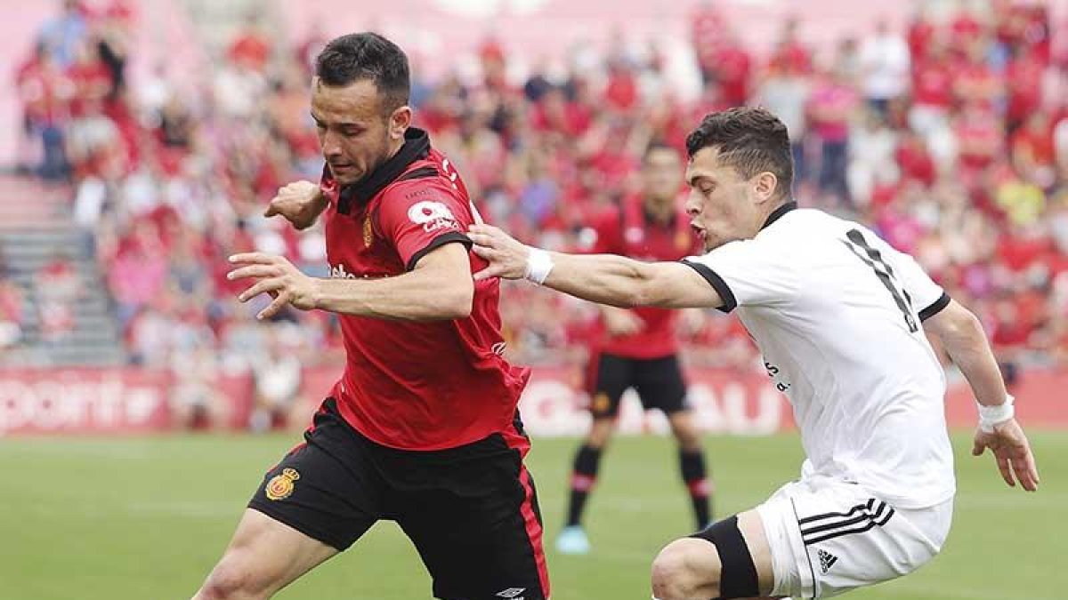 Yanis (derecha) trata de frenar a Sastre, uno de los destacados ayer.-JORDI AVELLÀ