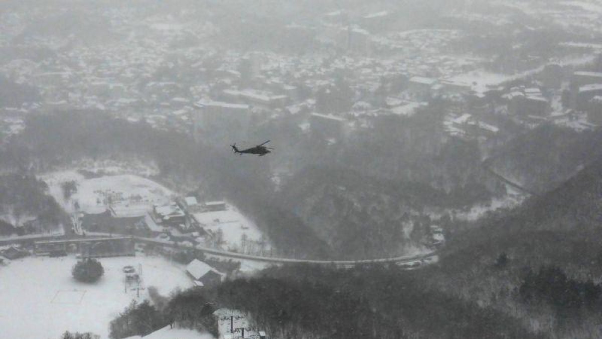 Vistas desde un helicóptero de la estación de esquí de Kusatsu, después de la avalancha de nieve provocada por la erupción de un volcán.-AFP