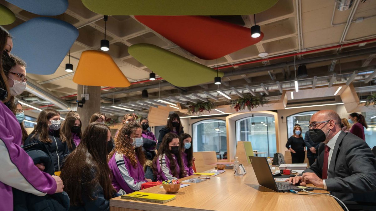 Un grupo de alumnas pide un préstamo en el edificio Nexo. ECB