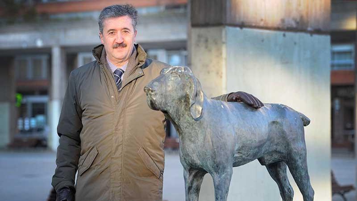 Tomás Fisac junto al monumento al perro perdiguero de Burgos.-I. L. M.