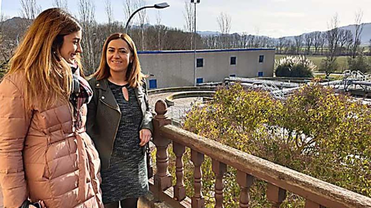 Hernando (izq) y Barcones durante la visita que ambas realizaron a la EDAR mirandesa.-DELEGACION DE GOBIERNO