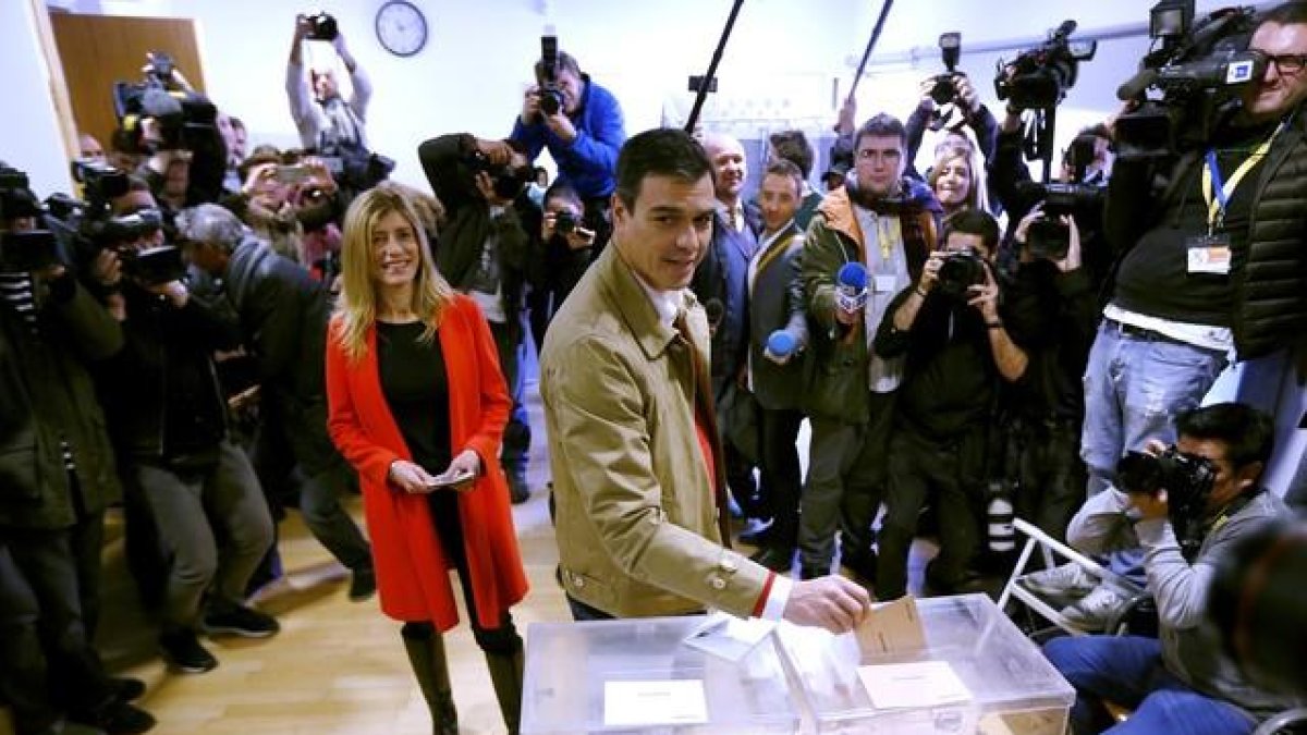 Pedro Sánchez deposita su voto en un colegio electoral de Pozuelo de Alarcón, en Madrid, junto a su mujer, Begoña Gómez.-DAVID CASTRO