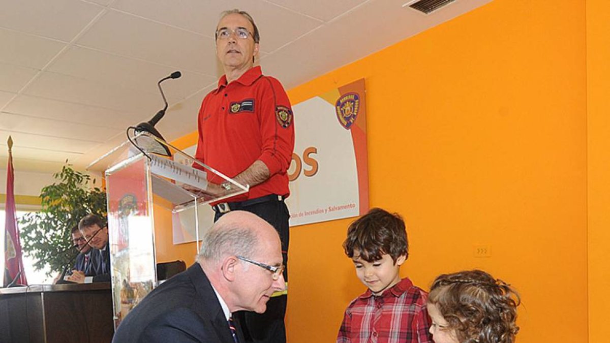 El jefe entrega la medalla a los hijos de Gabriel Ibáñez, que estaba en un curso.-ISRAEL L. MURILLO