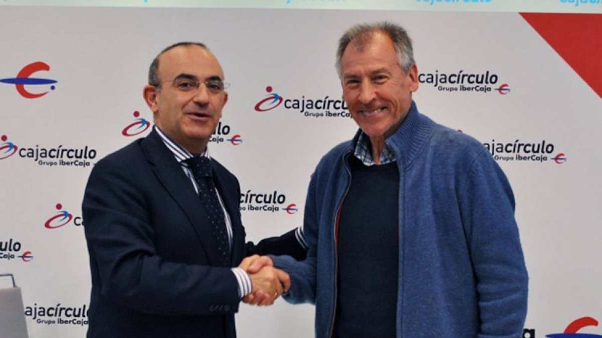 Eduardo Hernández (Ibercaja) yFélix Novoa (Capiscol) sellan el acuerdo. ECB-