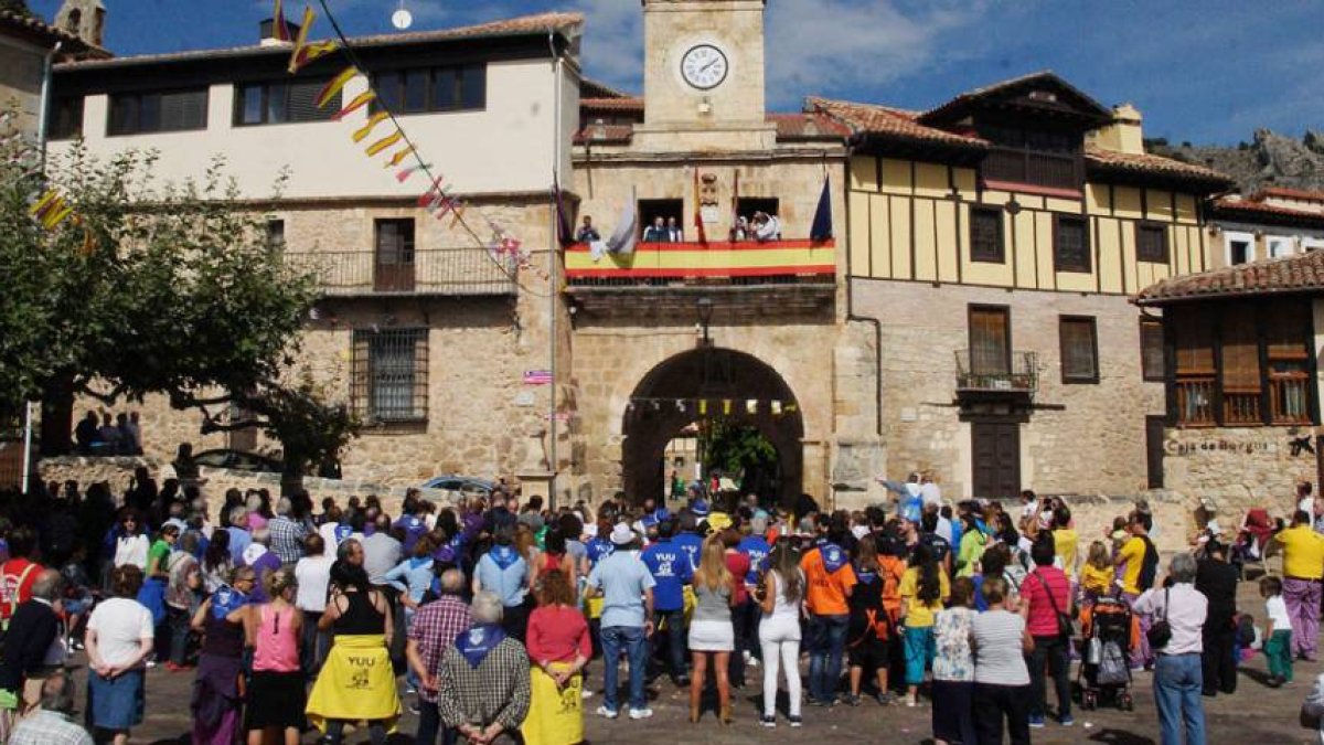 Benito García pronunció el pregón de apertura de las fiestas pozanas ante numerosos asistentes.-G.G.