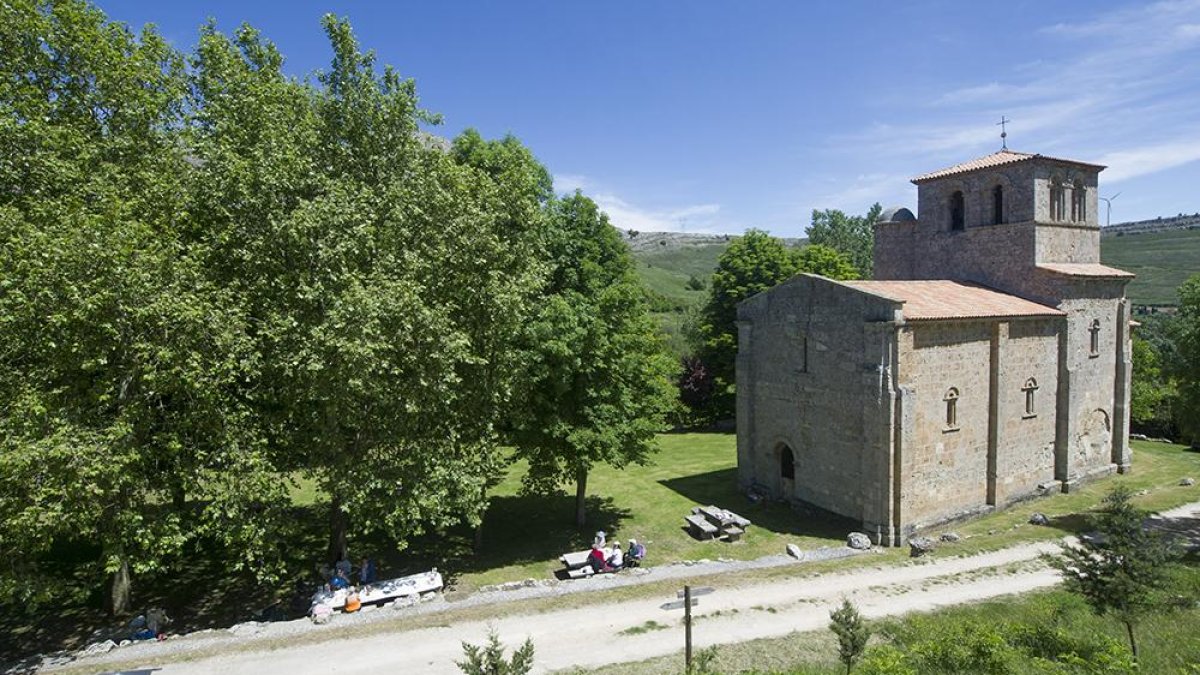 Una visión elevada de la ermita de NuestraSeñora delValle, en un bello entorno.-ISRAEL L. MURILLO