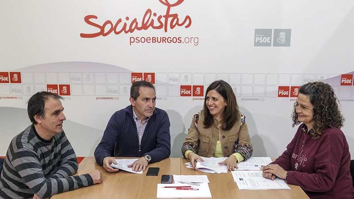 La secretaria provincial del PSOE, Esther Peña, se reunió ayer con representantes de Comisiones Obreras y UGT.-SANTI OTERO