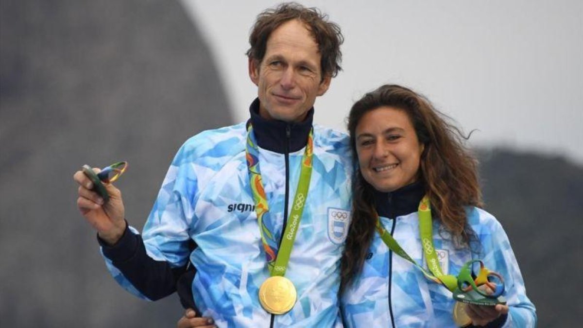 Santiago Lange y Cecilia Carranza, felices con sus medallas de oro.-AFP / DAMIEN MEYER