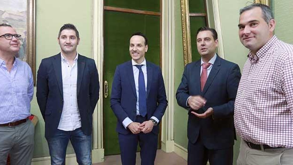 Eduardo Ortiz, Albano Martínez y Félix Sancho (San Pablo) posan con Daniel de la Rosa y Leví Moreno antes de la reunión mantenida en Alcaldía.-RAÚL OCHOA