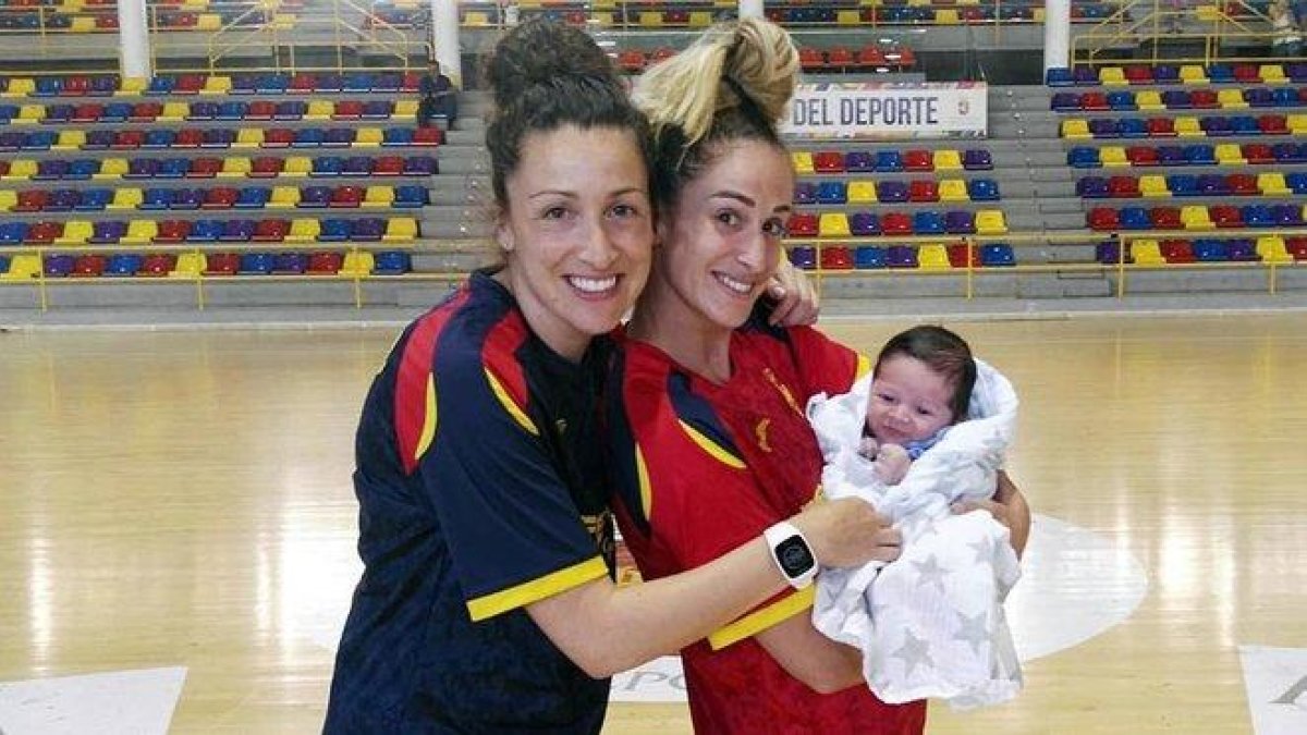 Jessica Alonso deja a su hijo Martín en brazos de Nerea Pena.-