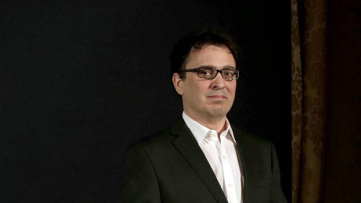 El escritor zamorano José C. Vales posa el premio Nadal con su novela