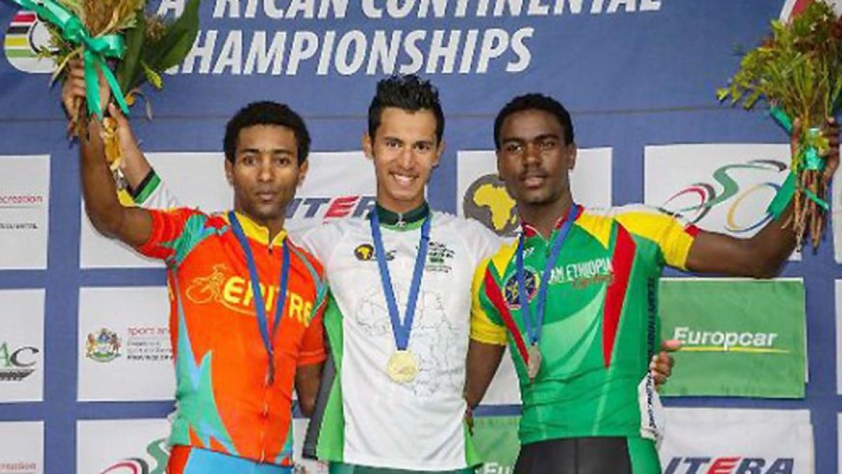 Temesgen Buru (derecha) con la medalla de bronce del Campeonato de África sub 23.-