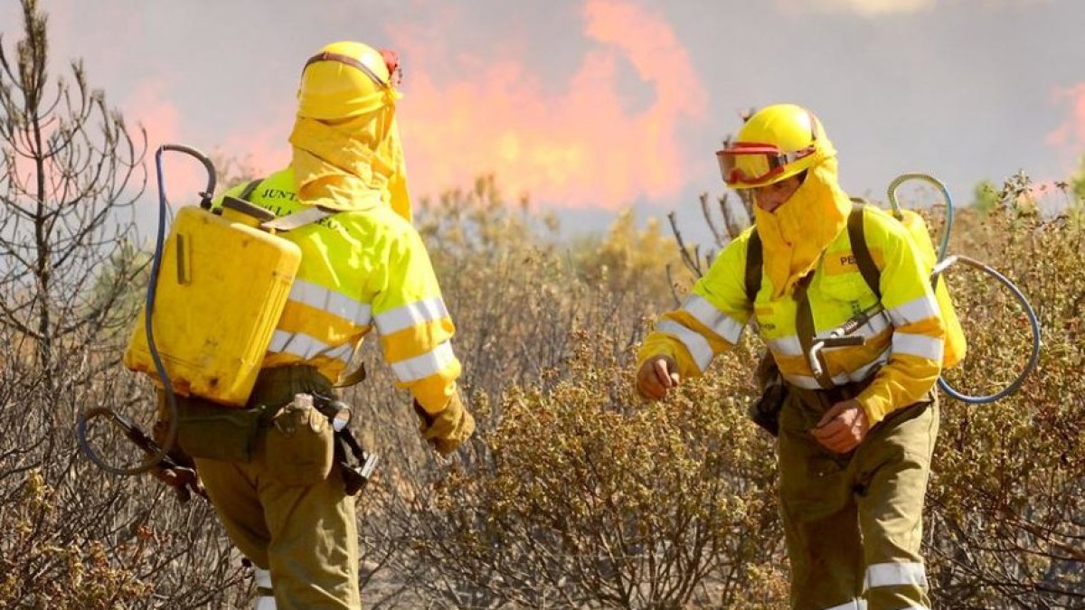 Dos operarios del servicio de extinción de incendios, una de las actividades que acude al contrato fijo discontinuo. SANTI OTERO