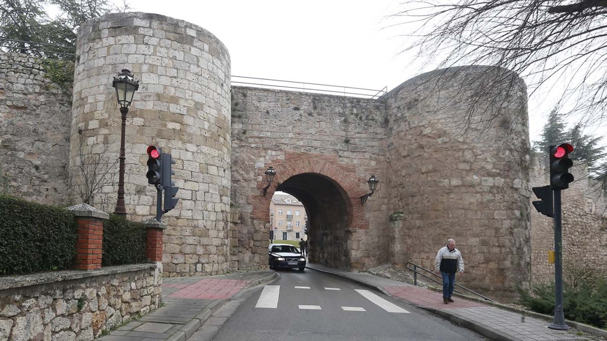 Un vehículo pasa por debajo del arco de San Martín, en una imagen de archivo antes de octubre de 2020.