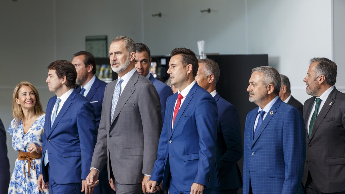 El alcalde, Daniel de la Rosa, junto al Rey Felipe VI en la llegada del AVE a Burgos. SANTI OTERO