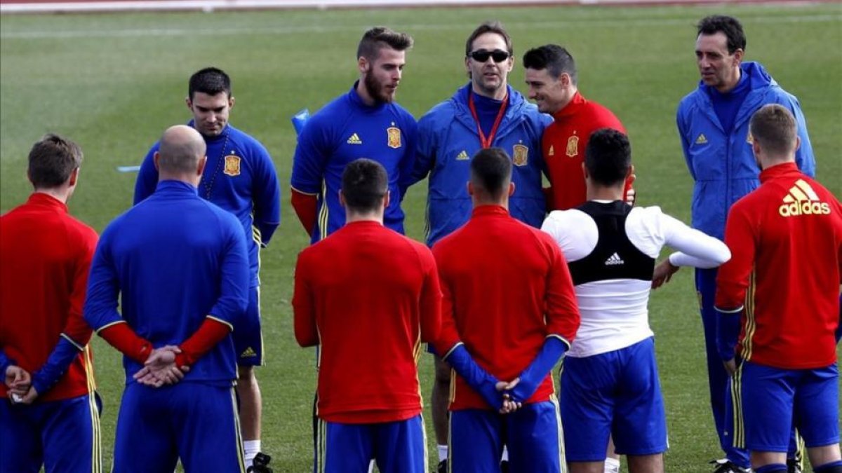 Lopetegui, rodeado de los jugadores de la selección en un entrenamiento en Las Rozas.-EFE / SERGIO BARRENECHEA
