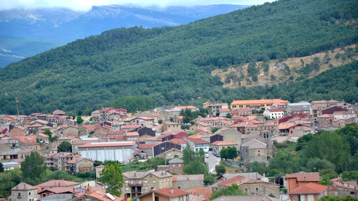 Vista de la localidad de Canicosa de la Sierra donde destacan los imponentes montes de pinares. R. FERNÁNDEZ
