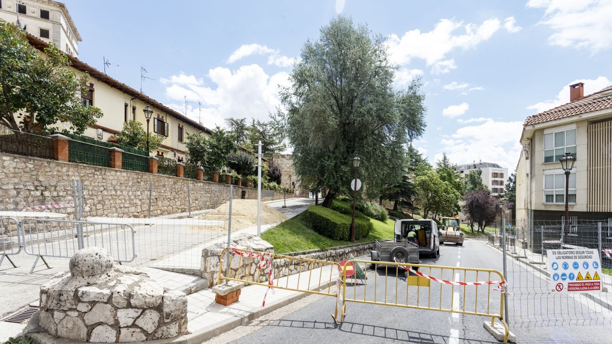 Inicio de las obras de peatonalización del entorno del arco de San Martín. SANTI OTERO