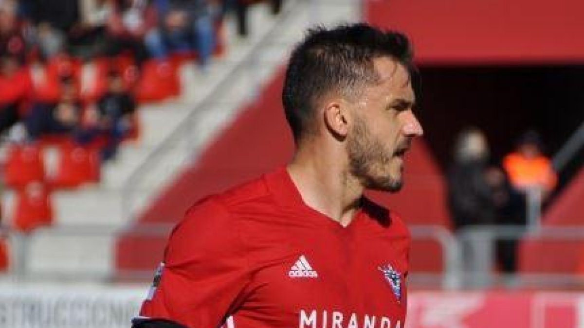 Borja Sánchez durante un encuentro en Anduva.-