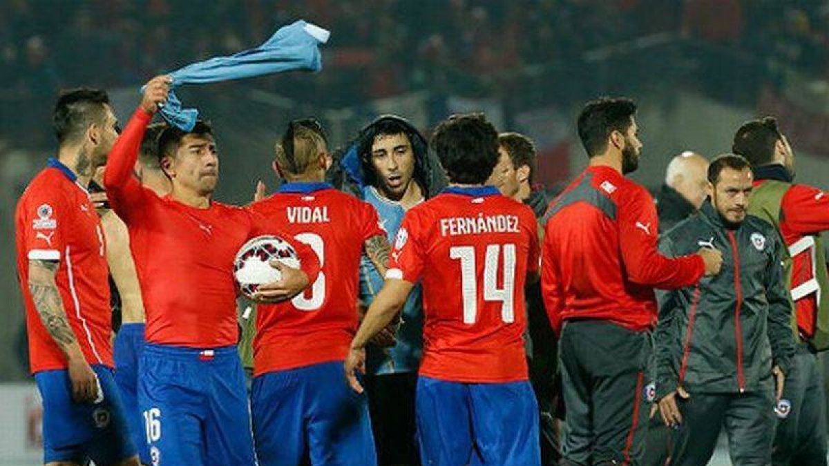 Los jugadores chilenos celebran la victoria ante Uruguay.-Foto: AP / LUIS HIDALGO