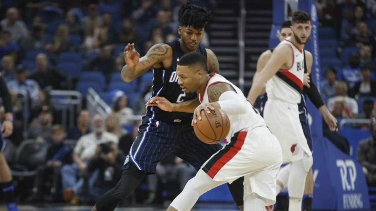 Damian Lillard (con el balón en la mano) durante el último partido.-REINHOLD MATAY