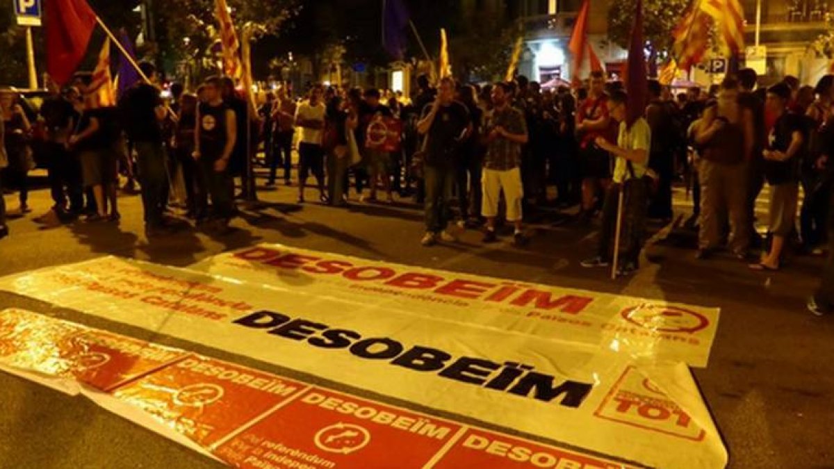Imagen de Twitter que muestra a los asistentes a la concentración en la Delegación del Gobierno de Barcelona contra la sentencia del TC.-Foto: TWITTER / @JOTAEMI